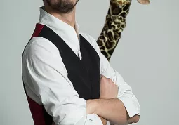 “Gi & Raf Show” è uno spettacolo di ventriloquia e magie di e con Raf, al secolo Rafael Voltan, che fa coppia con Gi, una giraffa dispettosa e irriverente che si crede una deejay